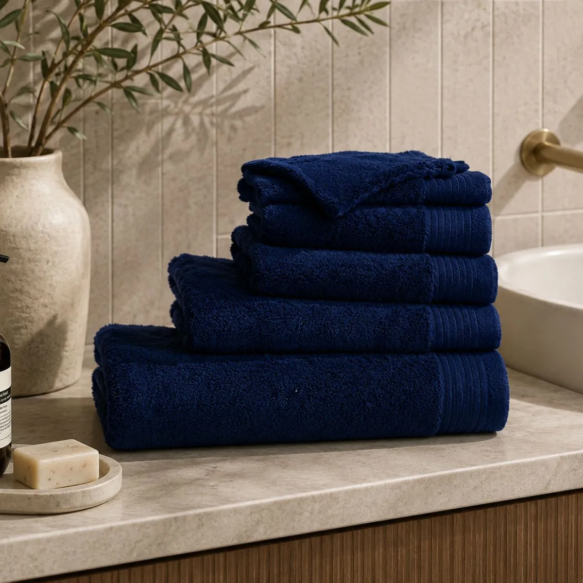The One Handdoek Deluxe 50x100  550 gr Navy 